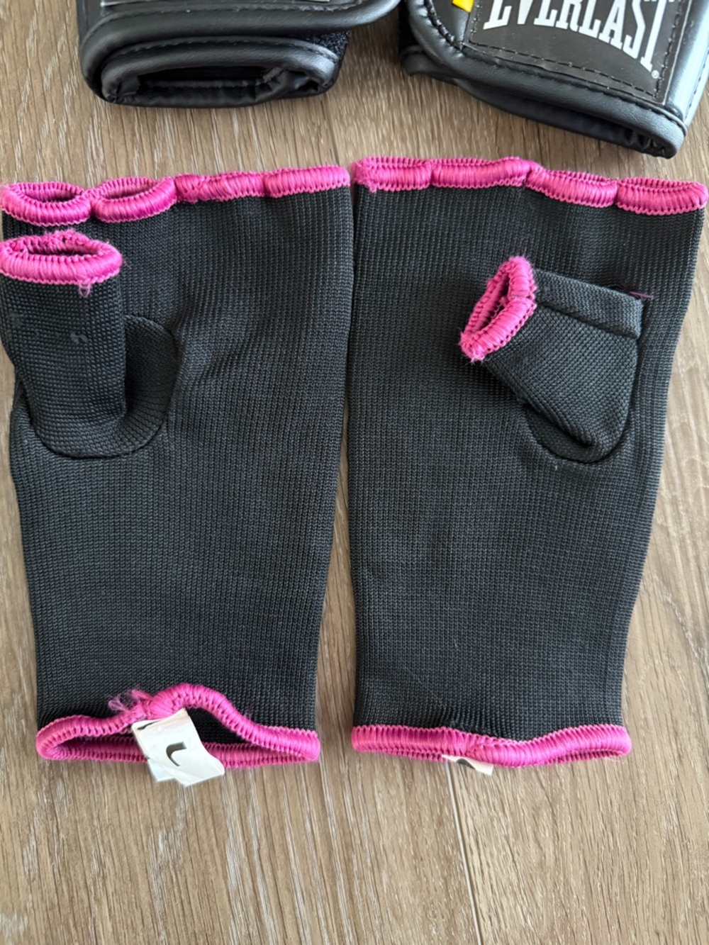 Everlast Evercool MMA Training Gloves + RDX Hand‎ Wraps Pink/Black M/L - Picture 2 of 6